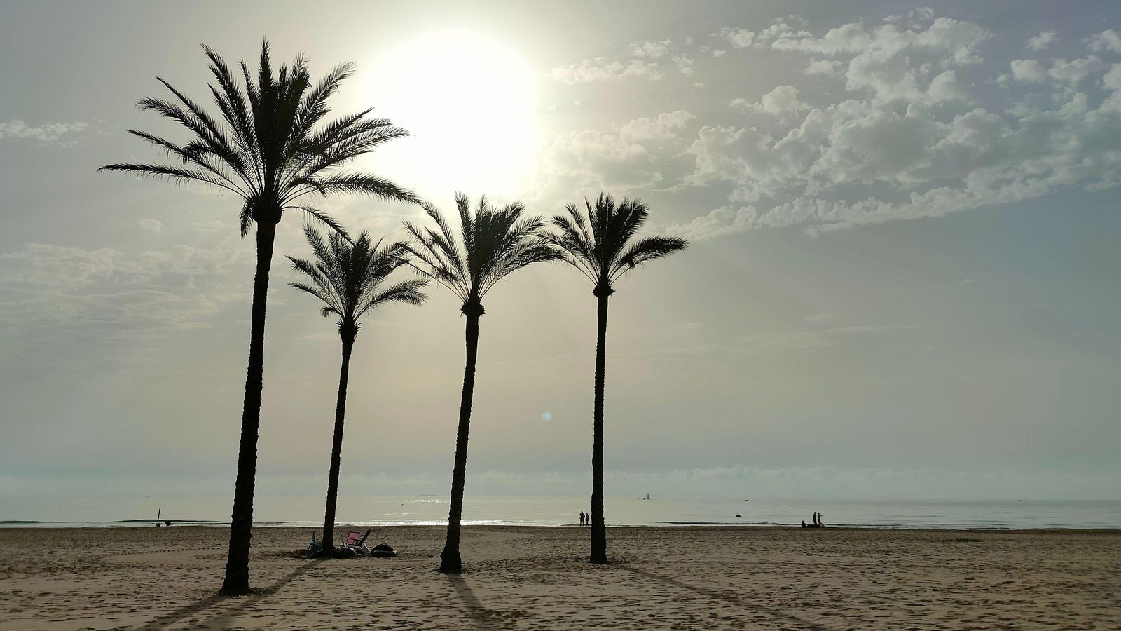 Platja de Cullera, on pot veure's la pols en suspensió que deixa un ambient groguenc