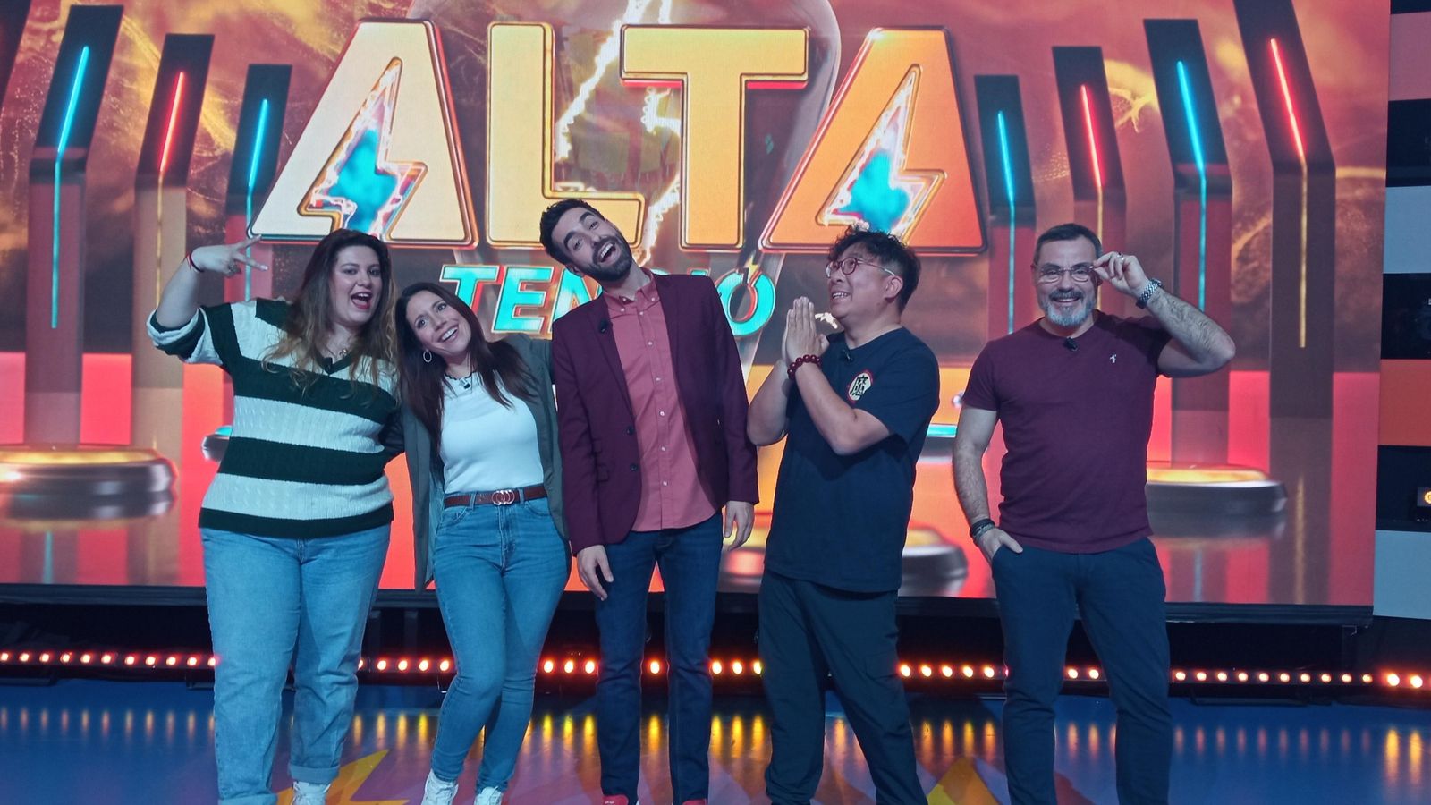 Els concursants de la setmana d'Alta Tensió amb el presentador Nelo Gómez