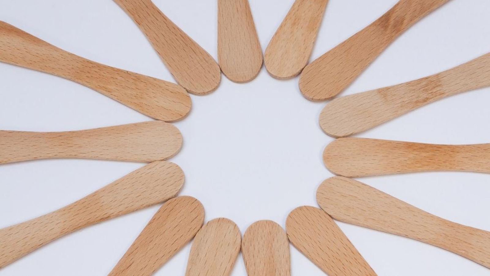 Un pont construït amb palets de gelat suporta un pes de 548 quilos