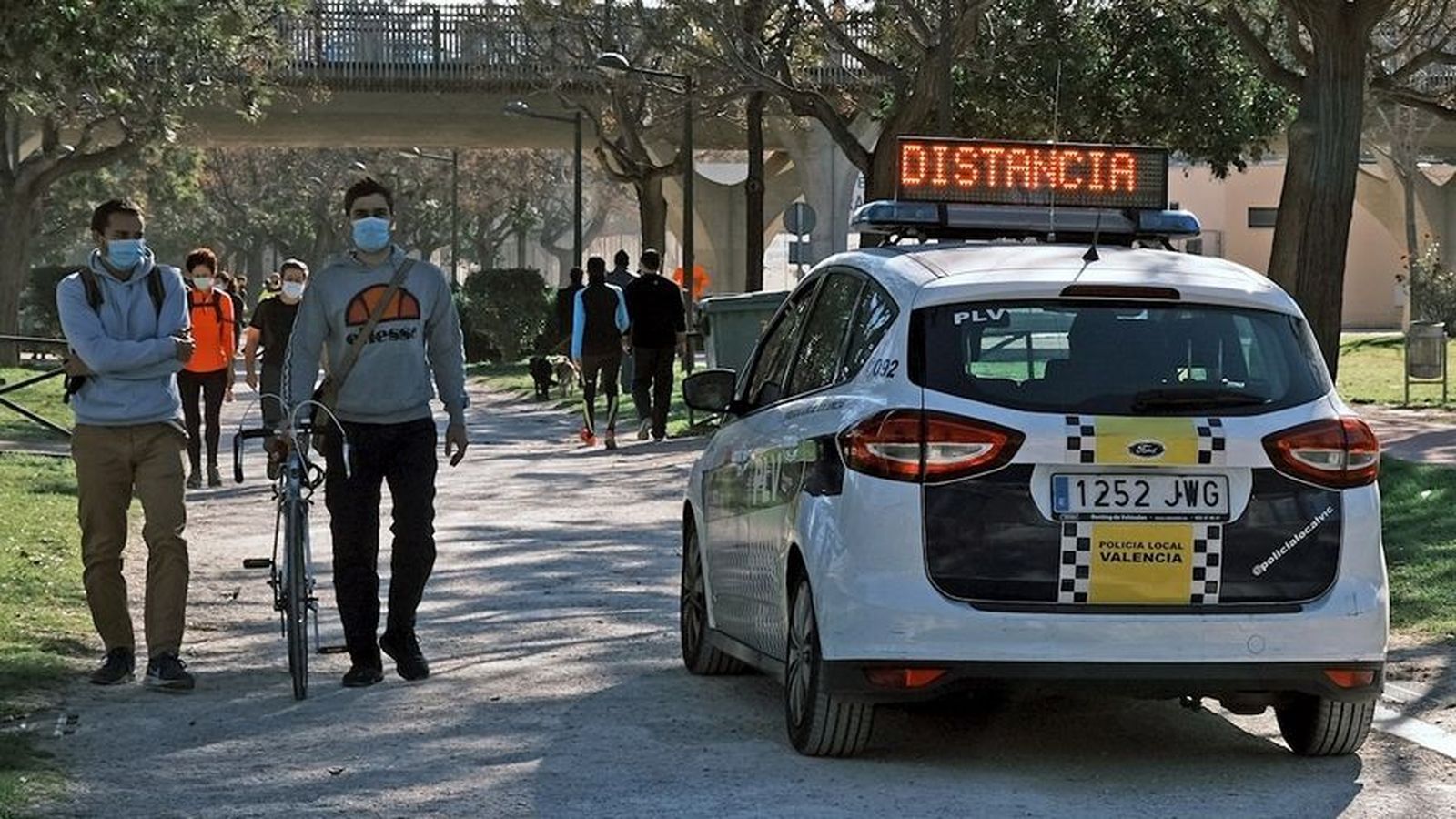 Un cotxe de la Polícia Local de València als Jardins del Túria en una imatge d'arxiu