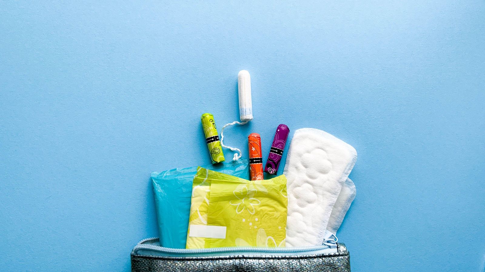 Imatge d'arxiu d'un necesser amb productes d'higiene menstrual