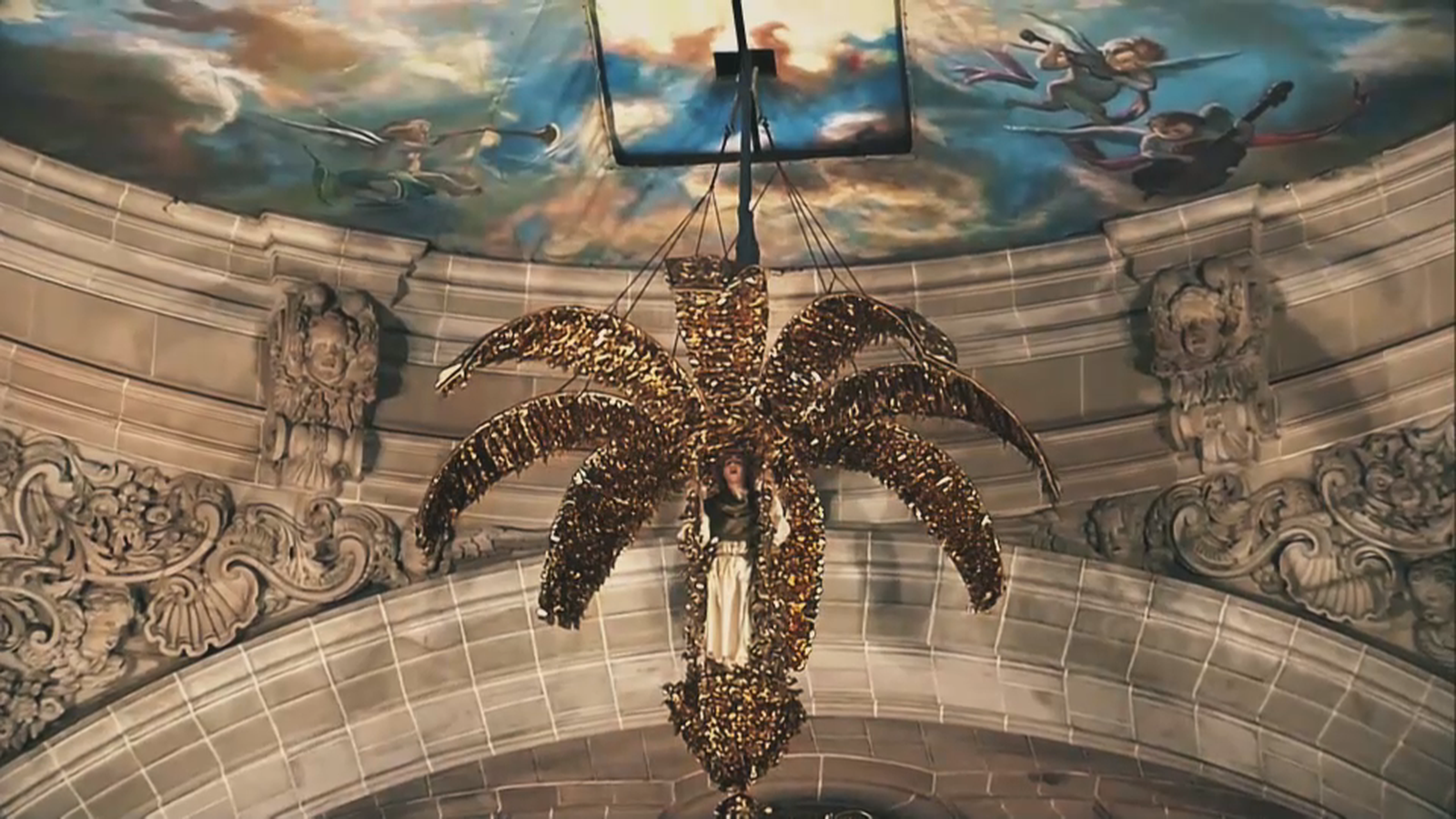 Moment de la representació de la Vespra en el Misteri d'Elx