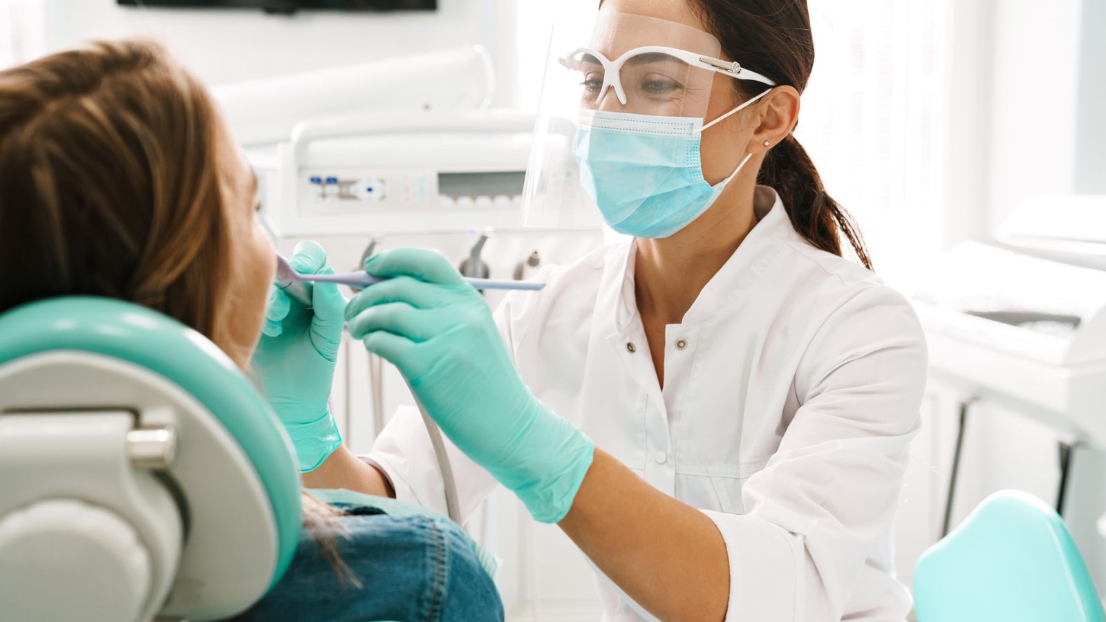 Una pacient durant una visita al dentista.