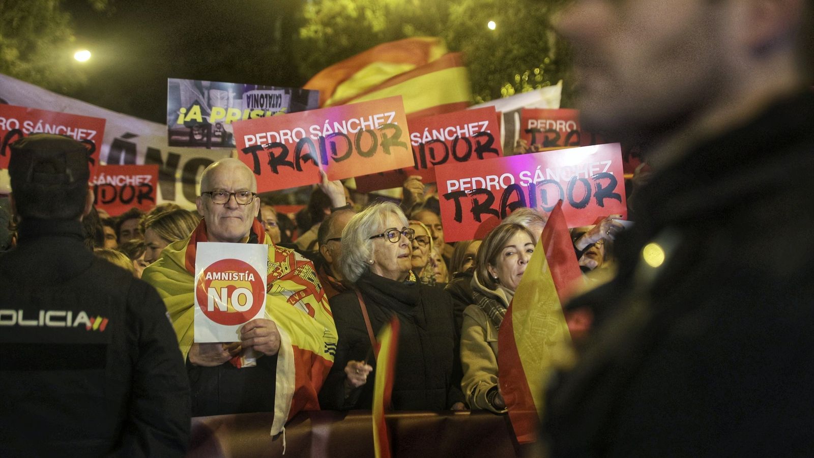 Diversos manifestants davant la seu federal del PSOE al carrer de Ferraz