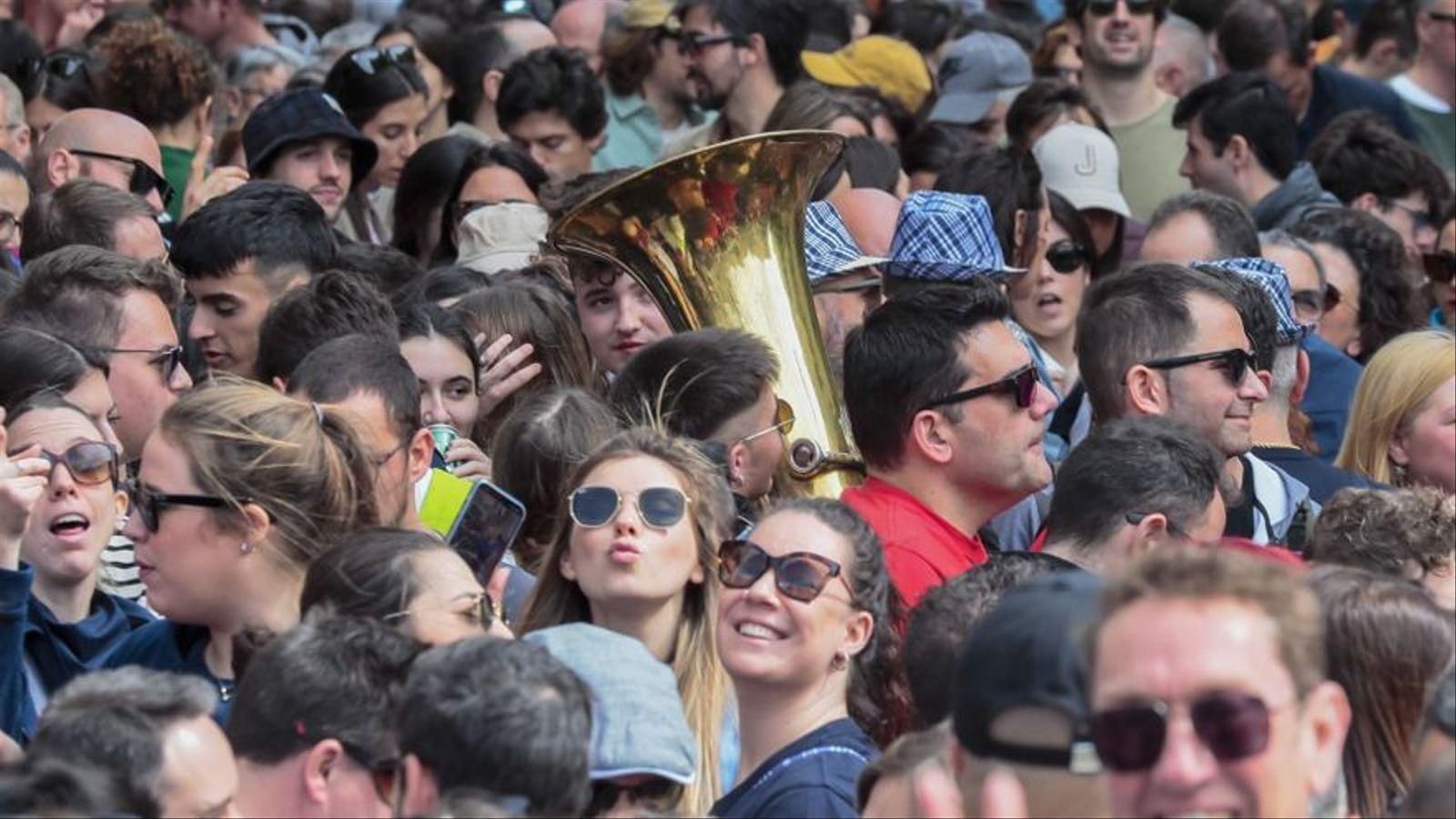 Un mar de gent gaudeix de les Falles als carrers de València