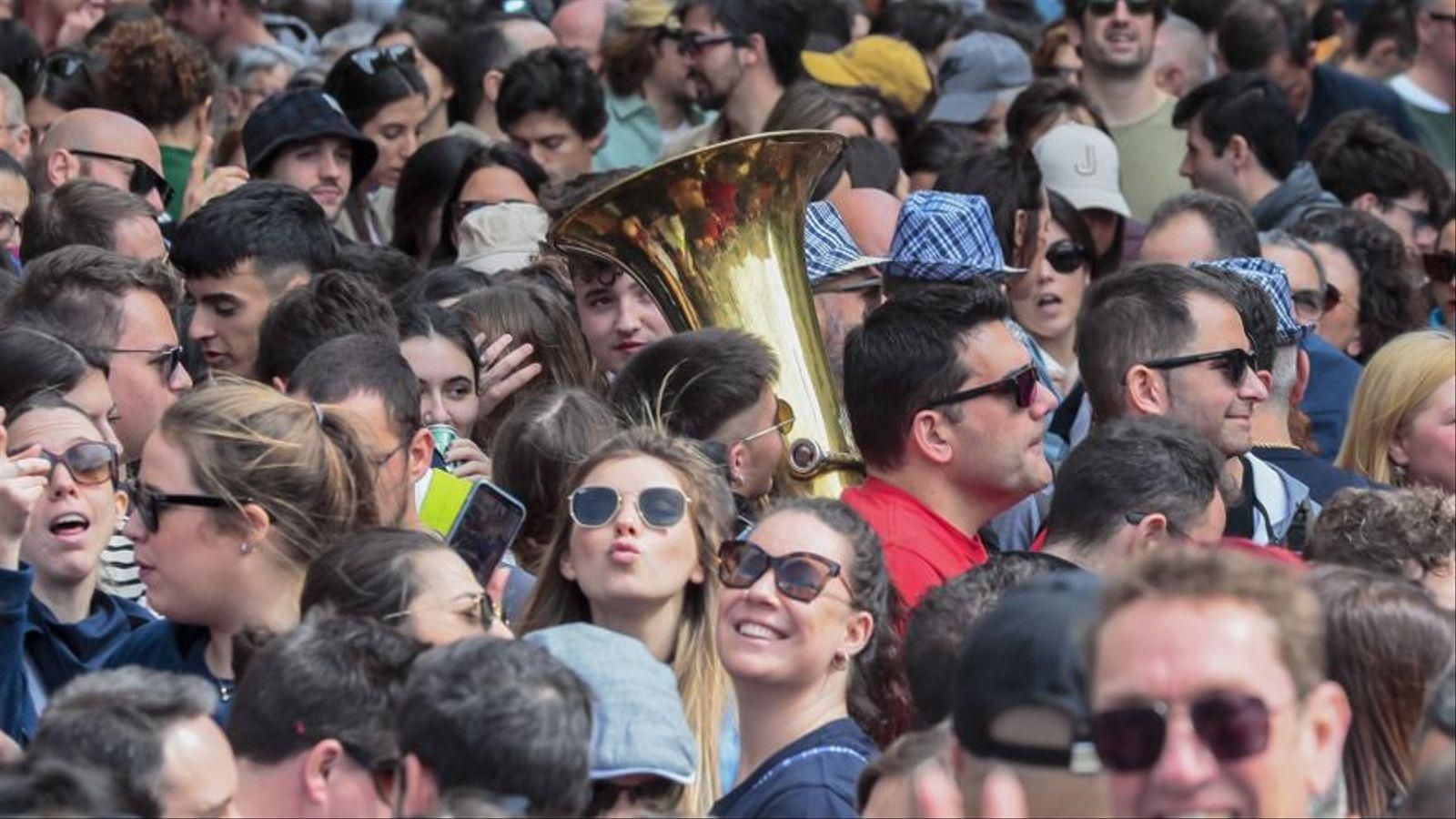 Un mar de gent gaudeix de les Falles als carrers de València