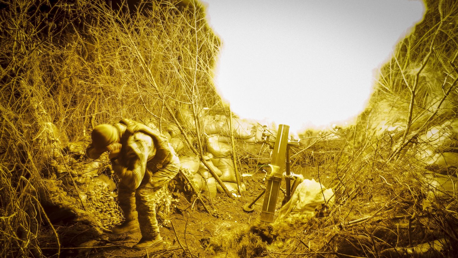 Militars disparant un morter cap a posicions russes a la regió de Donetsk, Ucraïna,