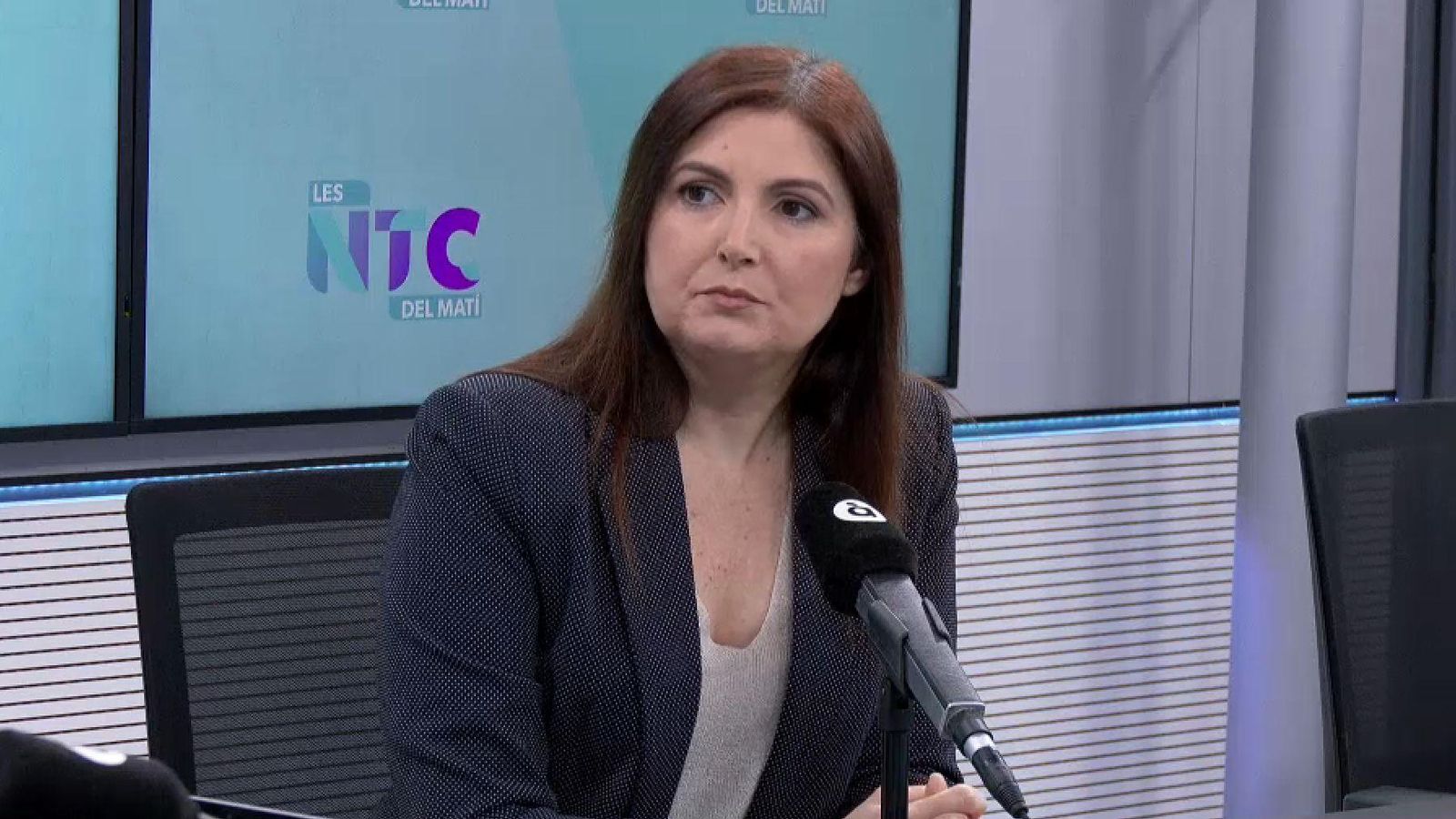 Maribel Albalat, alcaldessa de Paiporta, durant l'entrevista en els estudis de Burjassot