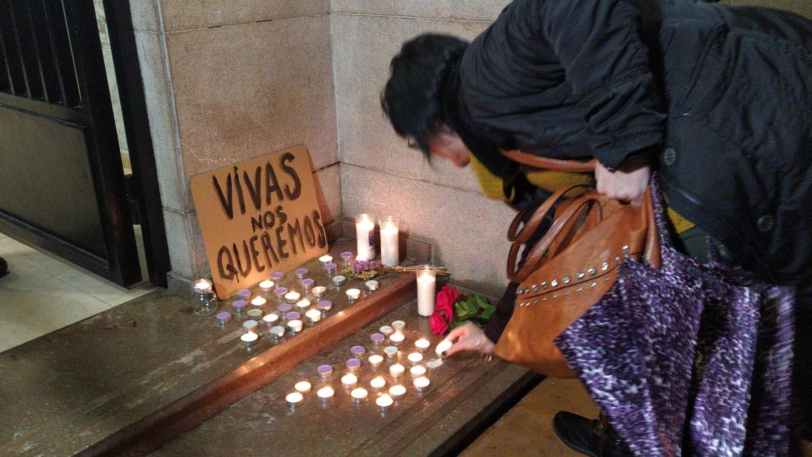 Imatge de la concentració a Manuel , on s'han dipositat ciris en record de la jove Marta Calvo. (Carolina Salvador).