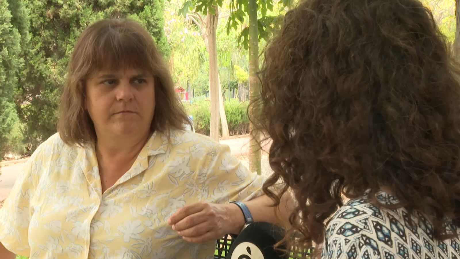 La redactora d'À Punt Pilar de la Fuente entrevista la mare denunciant