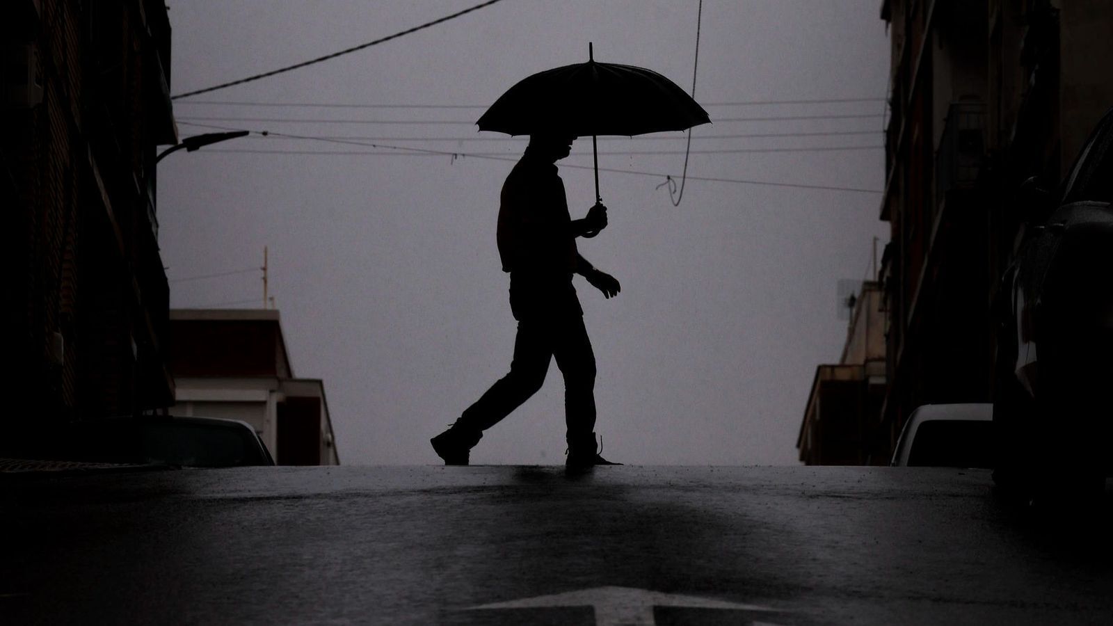 Un vianant creua un carrer de Burjassot