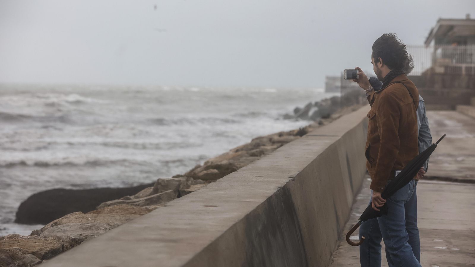 Pluja i vent a la platja de la Malvarrosa de València aquest mes de març