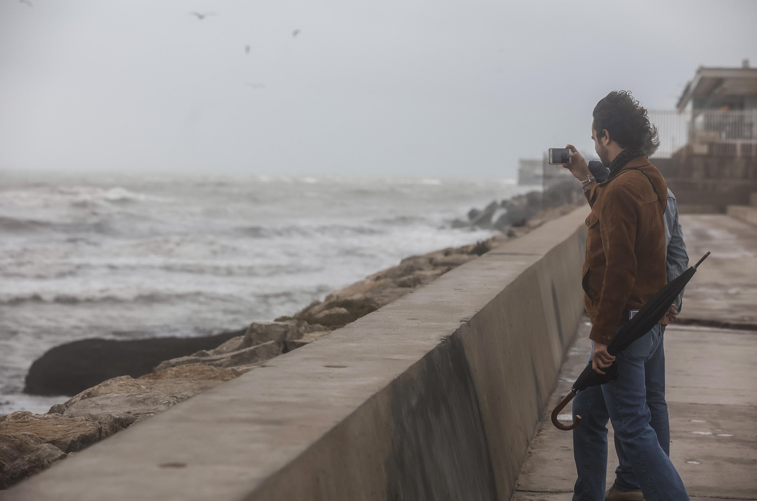 Pluja i vent a la platja de la Malva-rosa de València aquest mes de març Pluja i vent a la platja de la Malvarrosa de València aquest mes de març