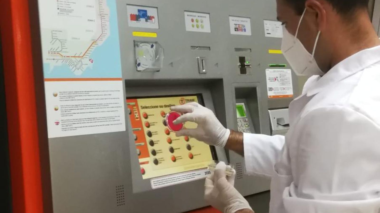 Un dels tècnics de l'estudi del CSIC pren mostres per a l'estudi per a detectar traces de coronavirus al Tram d'Alacant