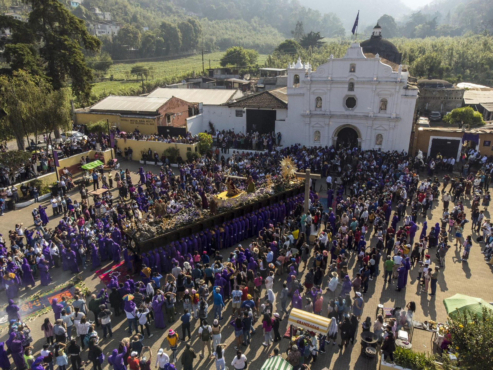 Panoràmica aèrea de l'eixida de la processó amb la imatge del Jesús de la Humilitat, de l'església de Sant Cristòbal el Baix, amb una afluència massiva. La Setmana Santa a Guateamala és Patrimoni Immaterial de la Unesco (6 d'abril de 2023)