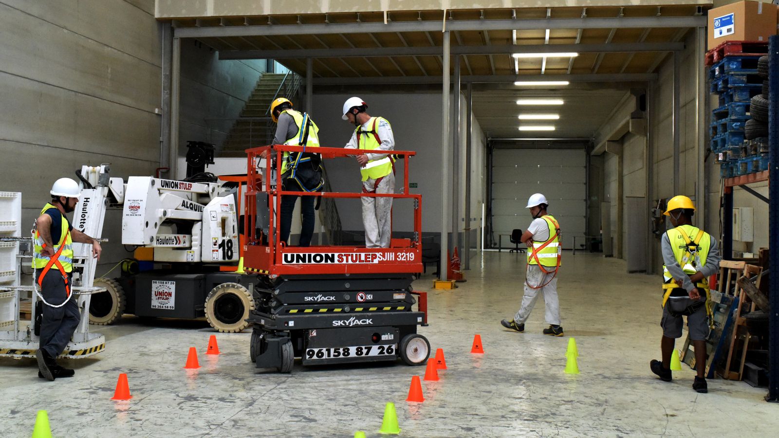 Operaris treballant en una nau industrial a Paterna