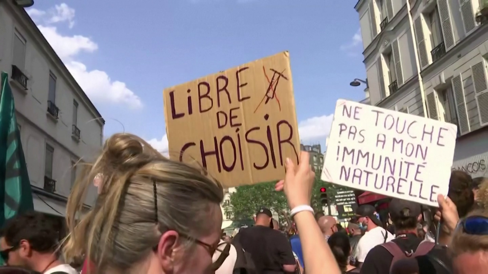 Diversos manifestants amb pancartes en un carrer de París, aquest dimecres