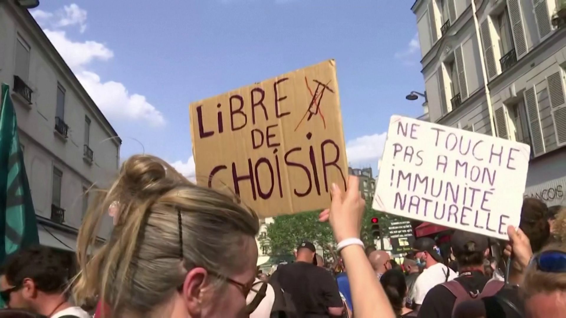 Diversos manifestants amb pancartes en un carrer de París, aquest dimecres Diversos manifestants amb pancartes en un carrer de París, aquest dimecres