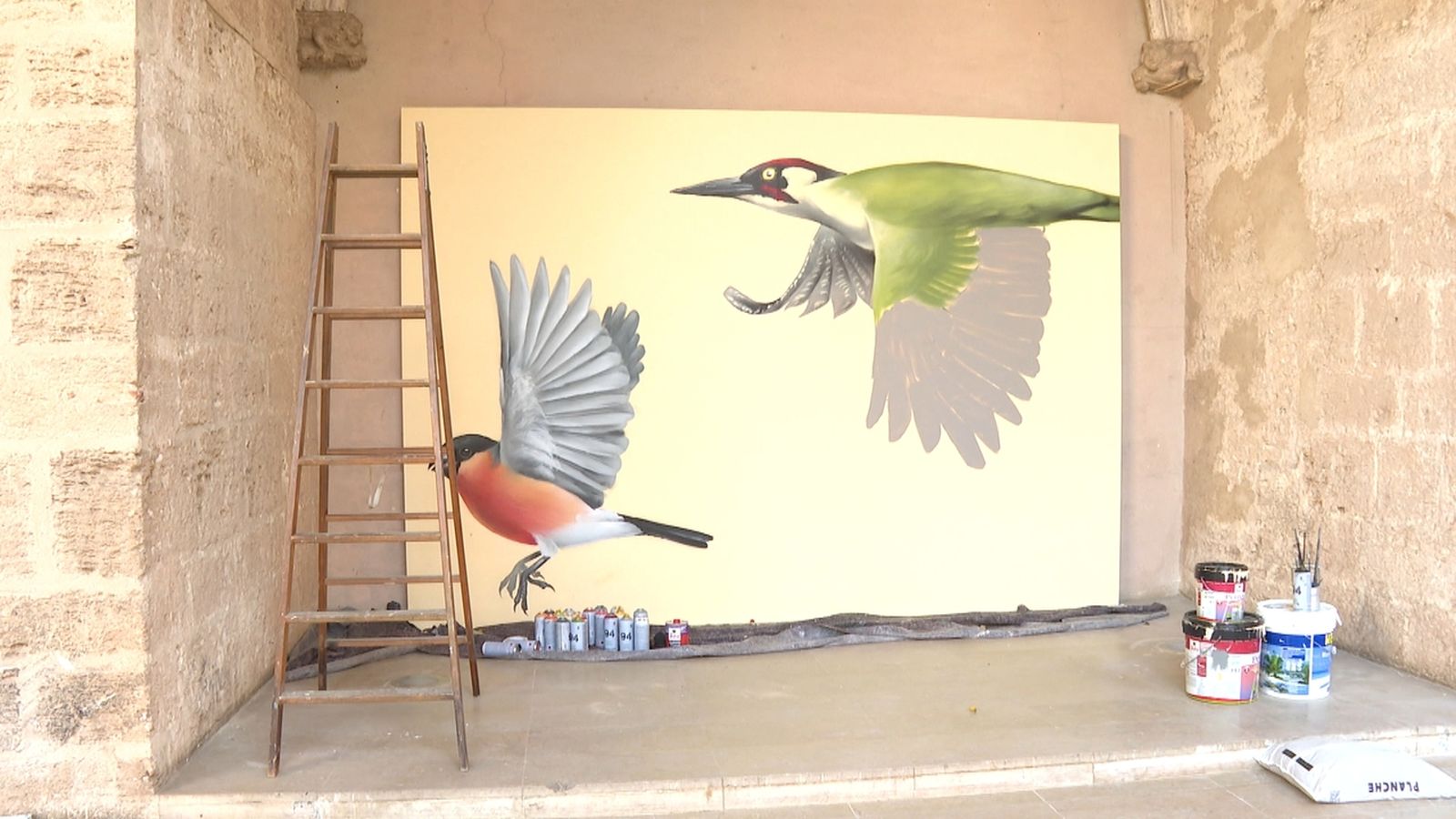 Un dels murals que Pedro Mecinas està pintant al clàsutre del Centre del Carme de València