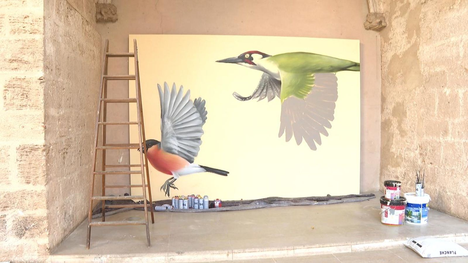 Un dels murals que Pedro Mecinas està pintant al clàsutre del Centre del Carme de València
