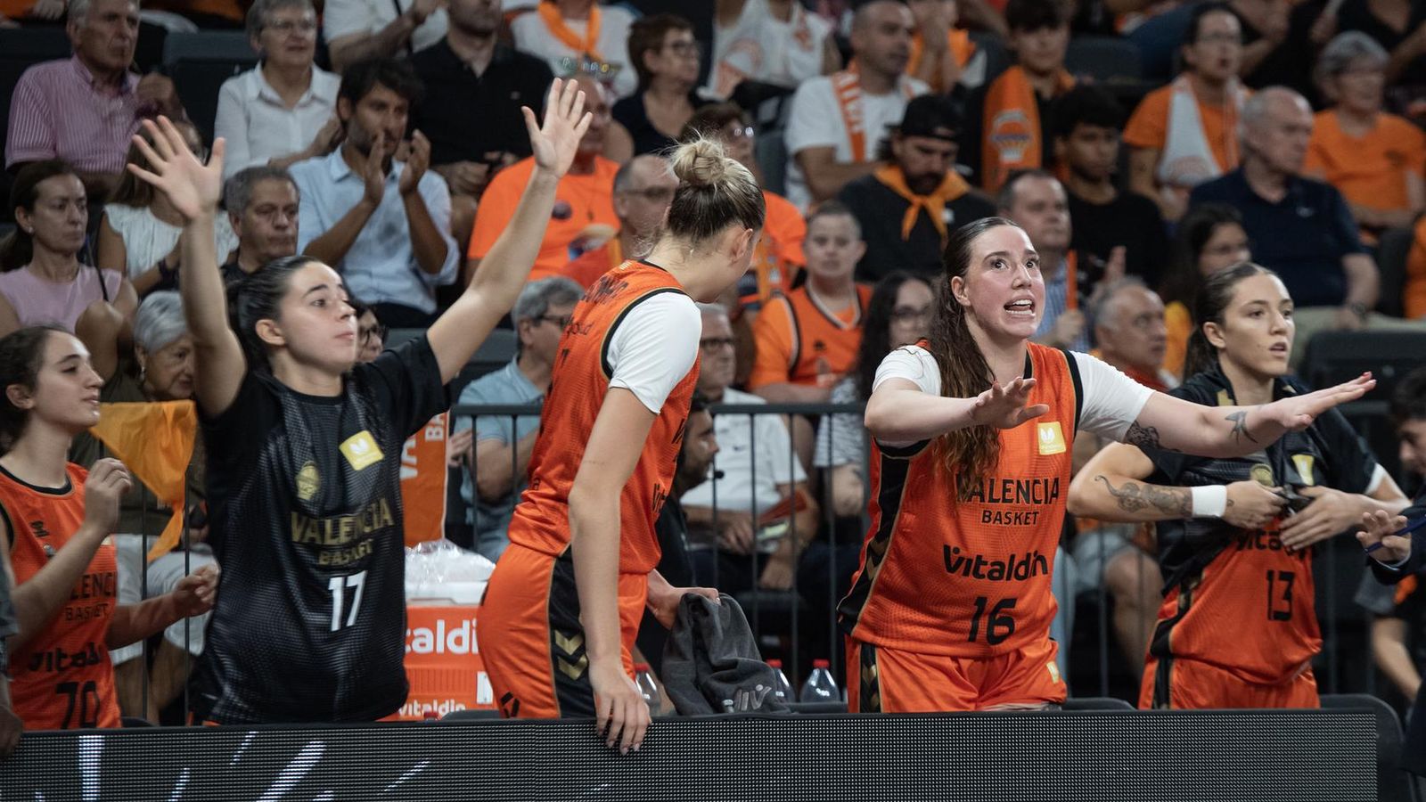 Les jugadores del València Basket animen les seues companyes des de la banqueta