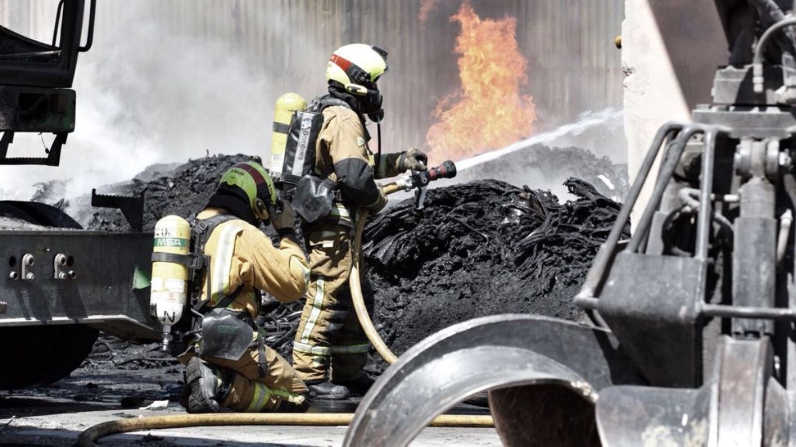Els efectius de bombers treballen en l'extinció del foc