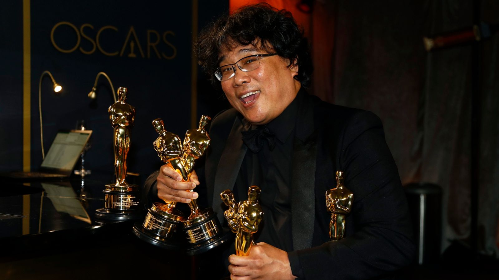 FOTO PORTADA: Bong Joon Ho, amb les quatre estatuetes