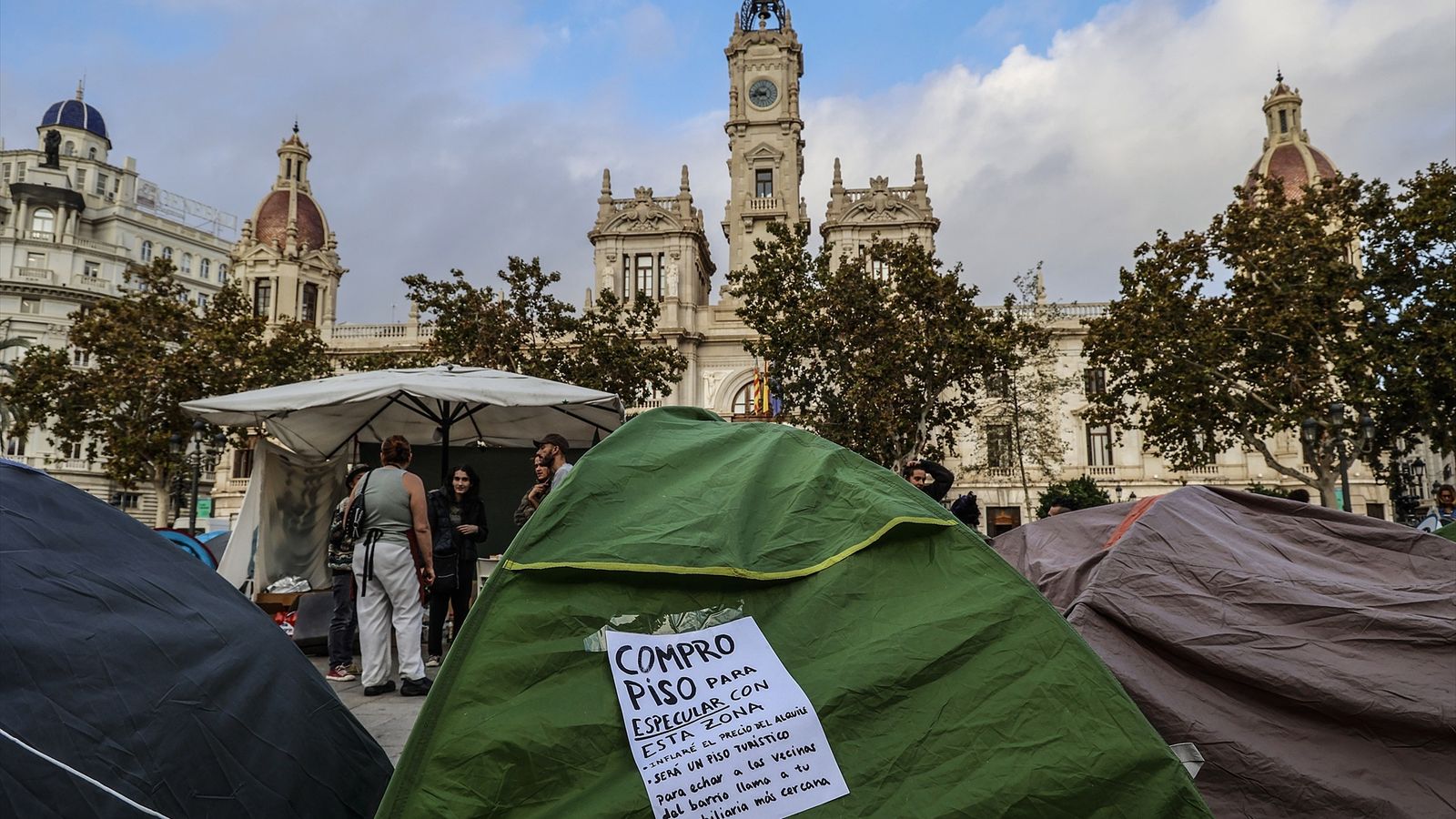 Acampada a la plaça de l'Ajuntament de València contra l'especulació immobiliària