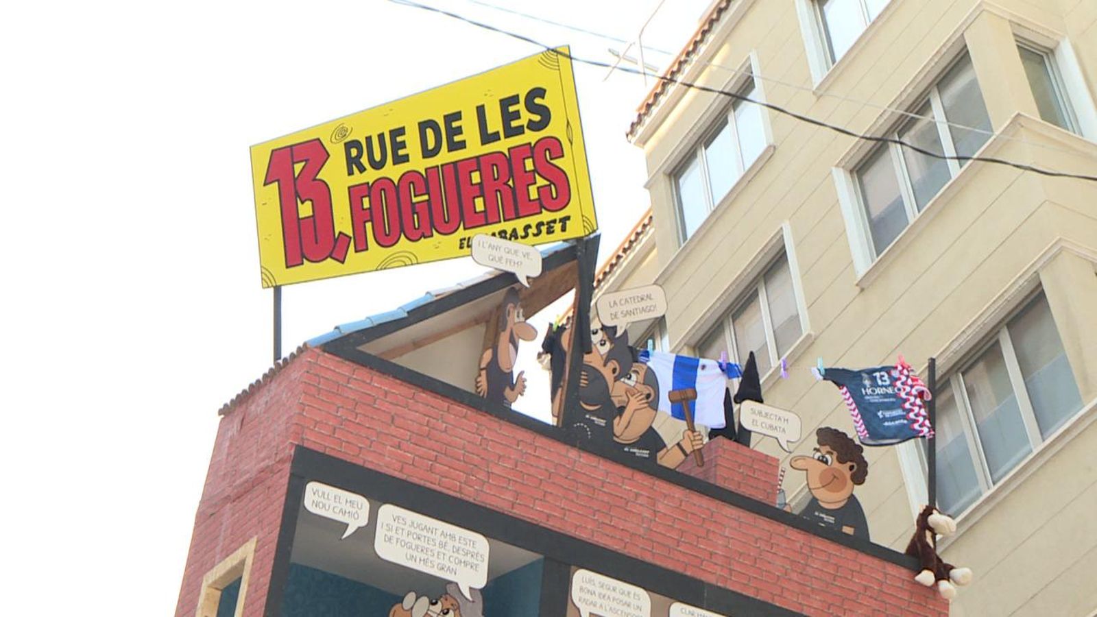 Al mig del carres ja s'alcen els racons de les comissions que s'ompliran de música