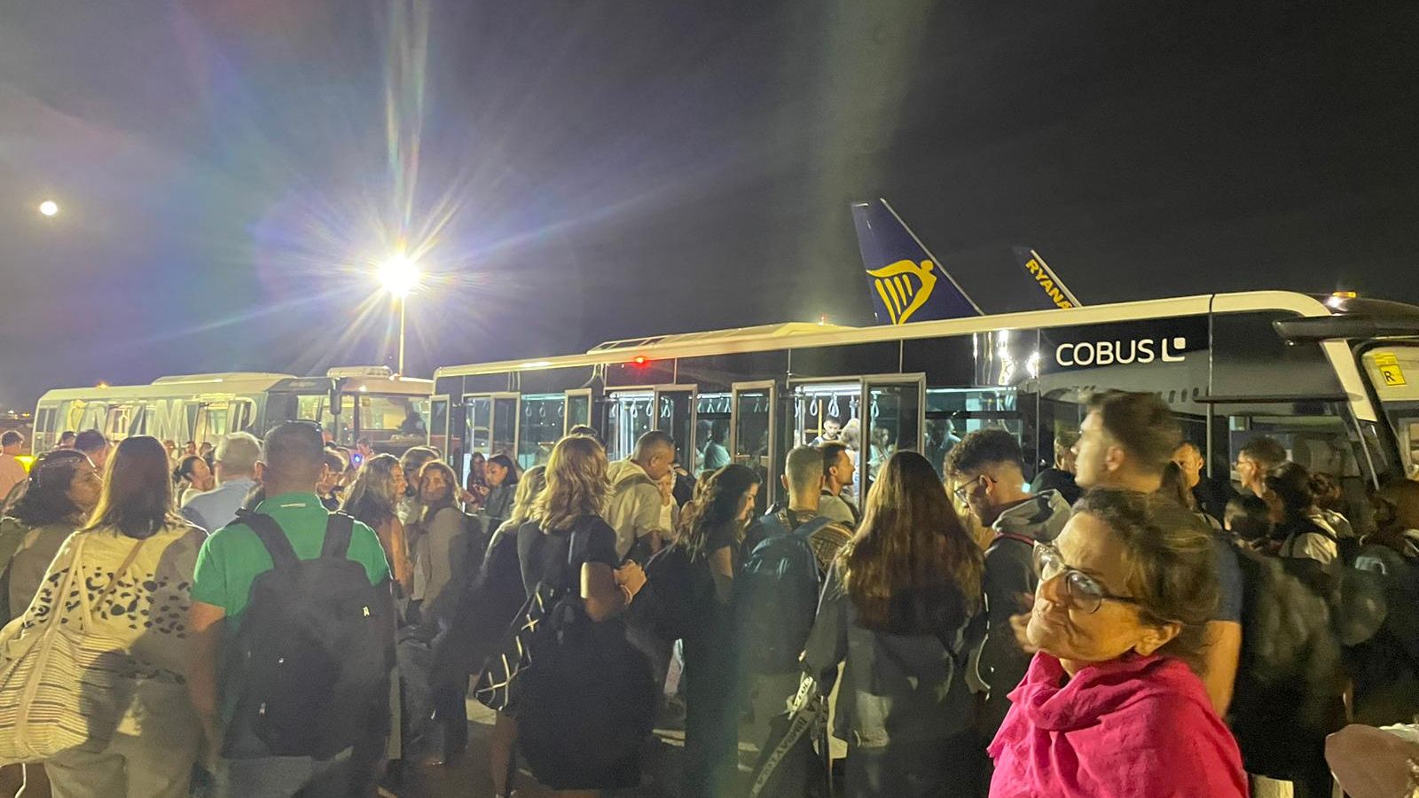 Passatgers d'un vol amb destinació Eivissa esperen a l'aeroport de Manises
