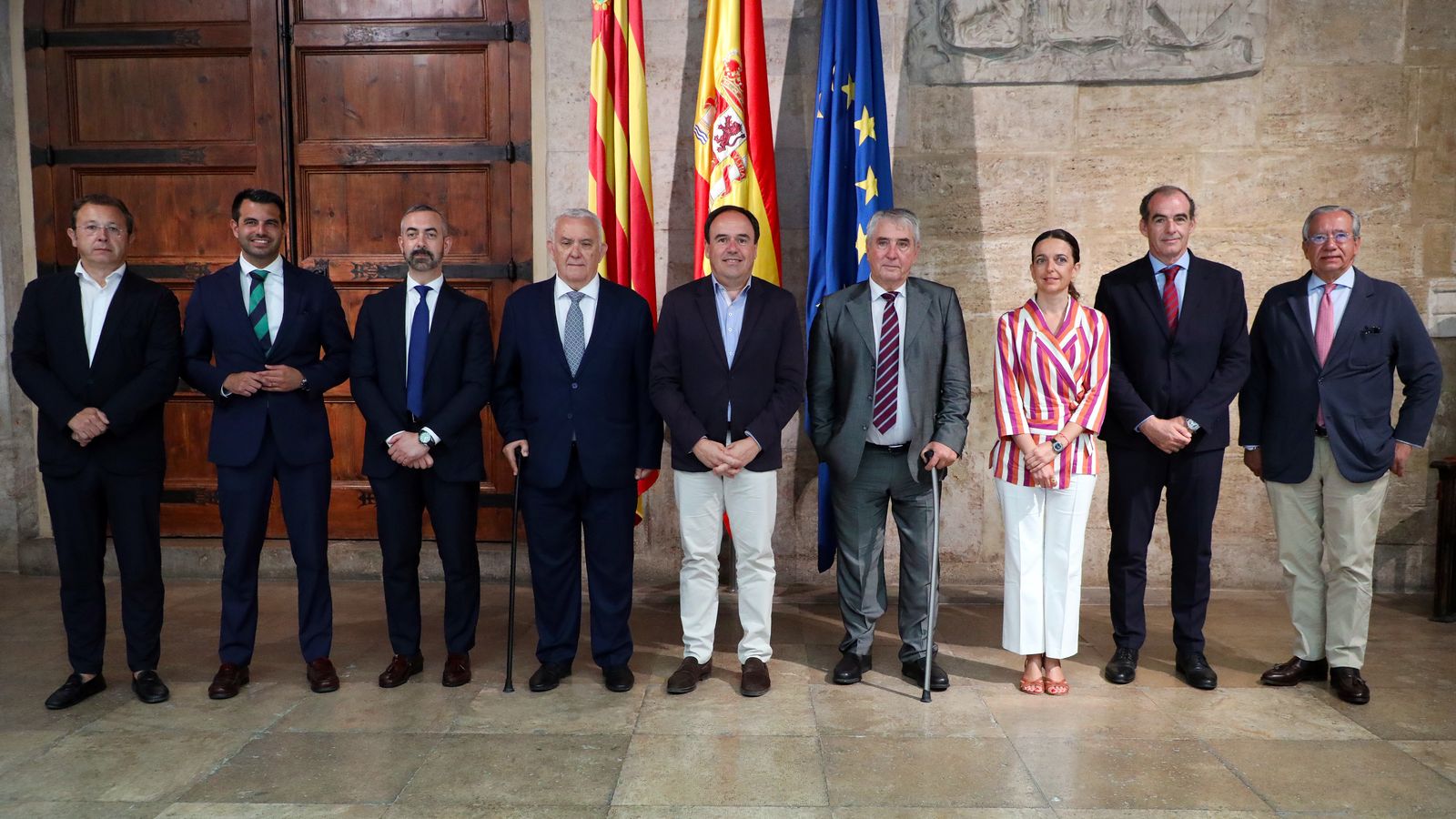El president de la Generalitat, Juanfran Pérez Llorca, amb els representants de les associacions de víctimes del terrorisme