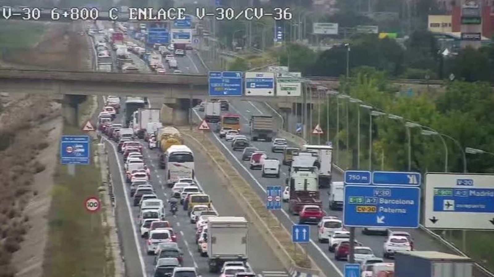 Retenció que ha generat l'accident en la V-30, que ha embossat també la incorporació des de la CV-36