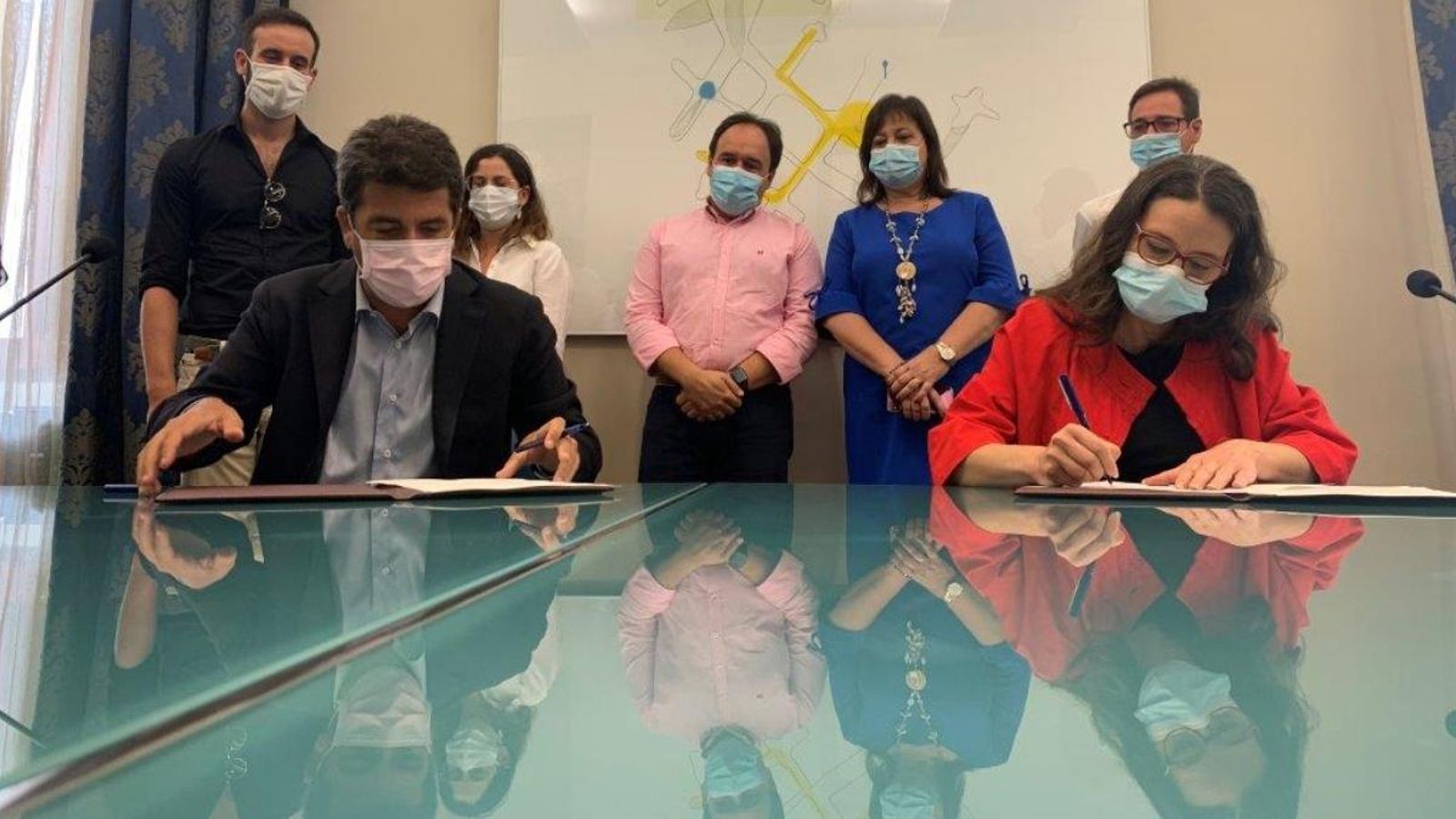 La vicepresidenta Mónica Oltra, i el president de la Diputació d'Alacant, Carlos Mazón, han firmat l'acord