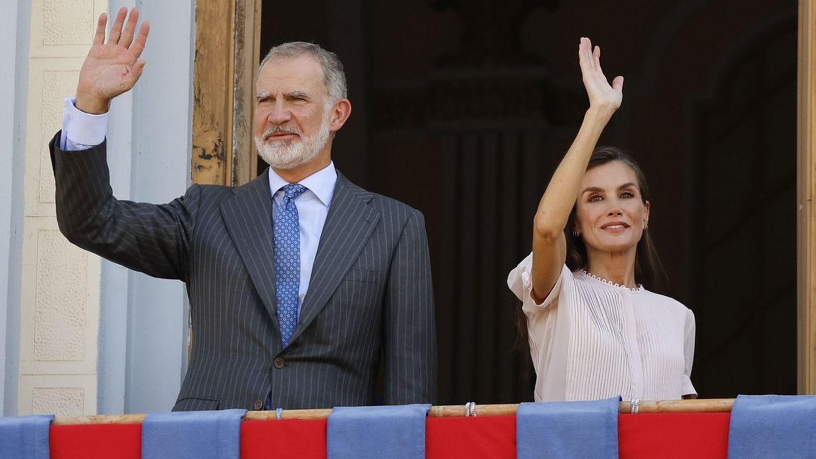 Els reis, des del balcó de l'Ajuntament de Melilla
