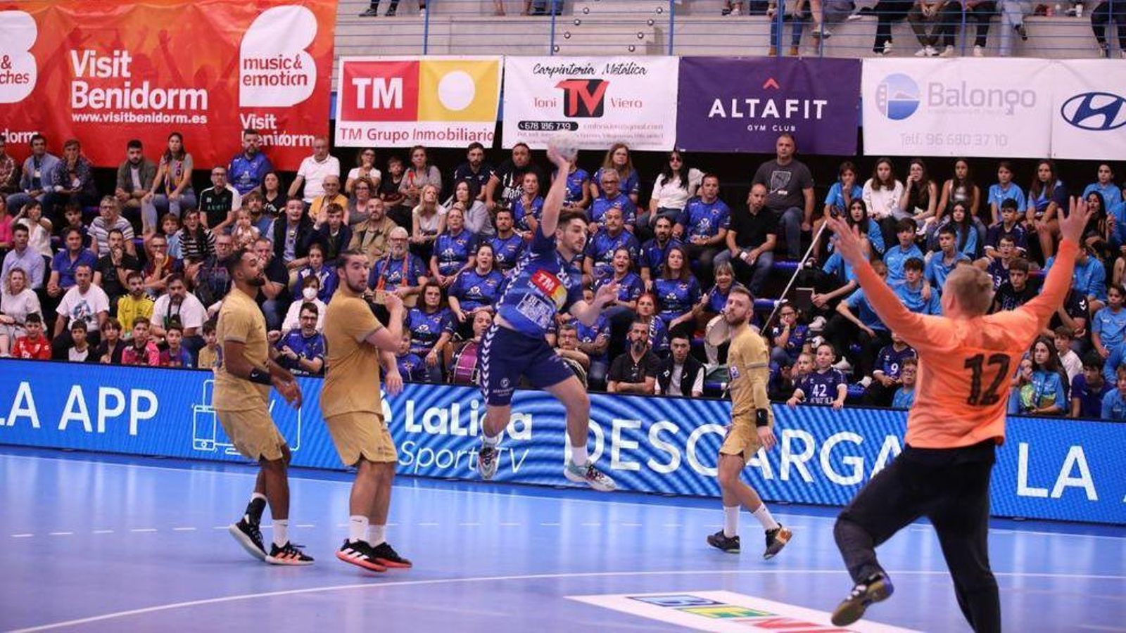 Daniel Lara intenta superar el porter blaugrana