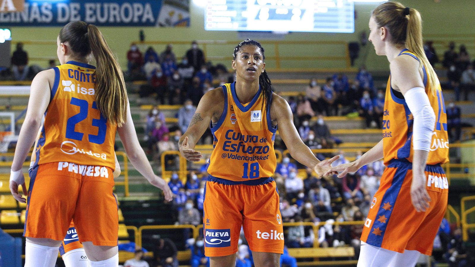 Celeste Trahan-Davis xoca la mà a Claudia Contell i Laura Gil