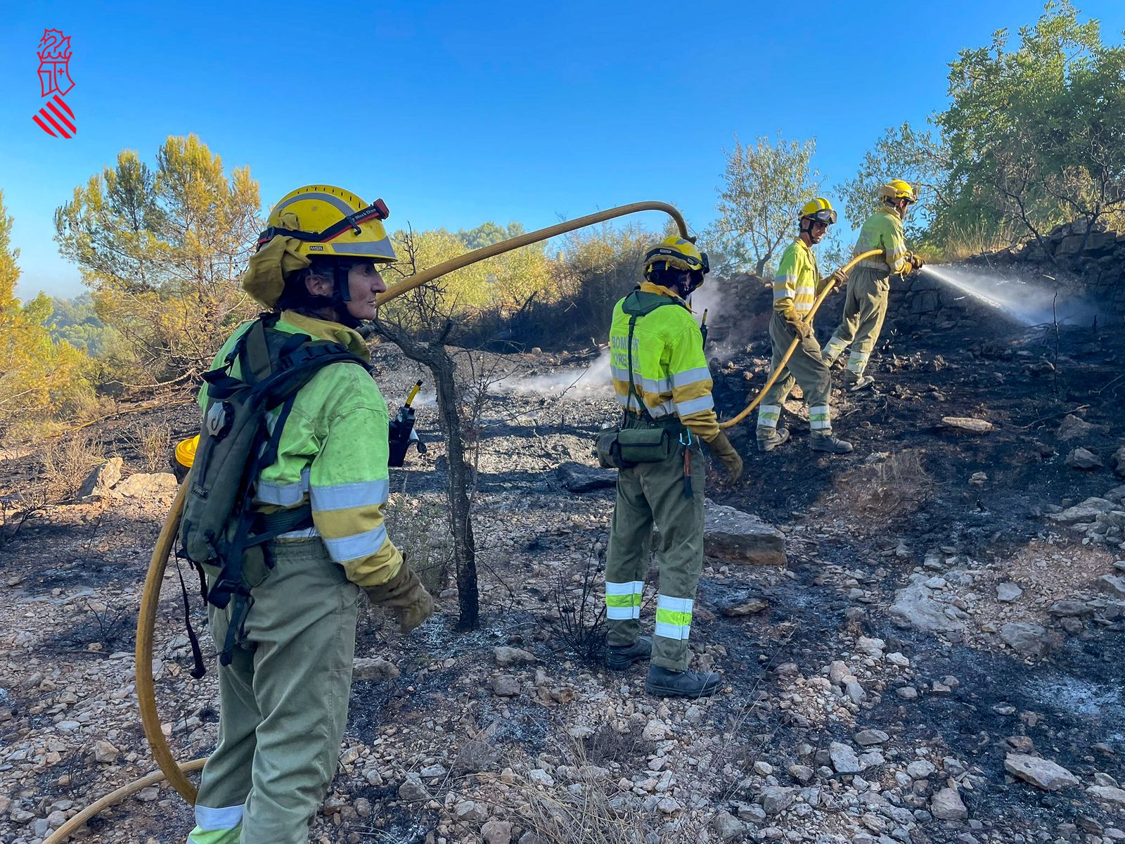 Imatge dels bombers efectuant les tasques d'extinció de l'incendi de Xèrica