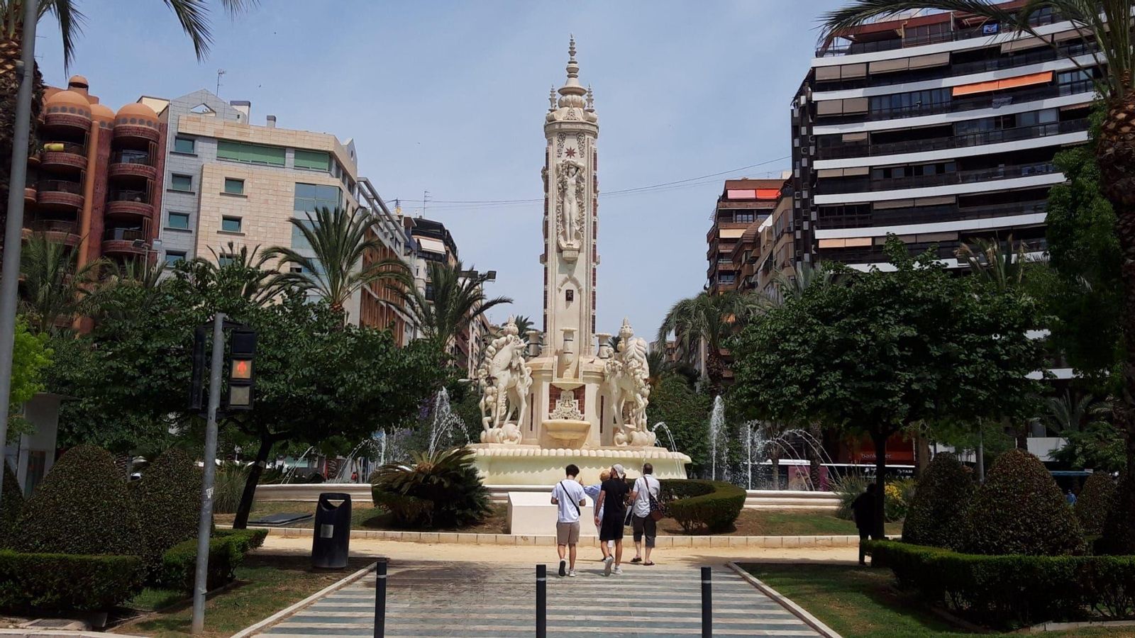 La plaça dels Estels, amb l'emblemàtica font al centre, en una imatge d'aquest dijous