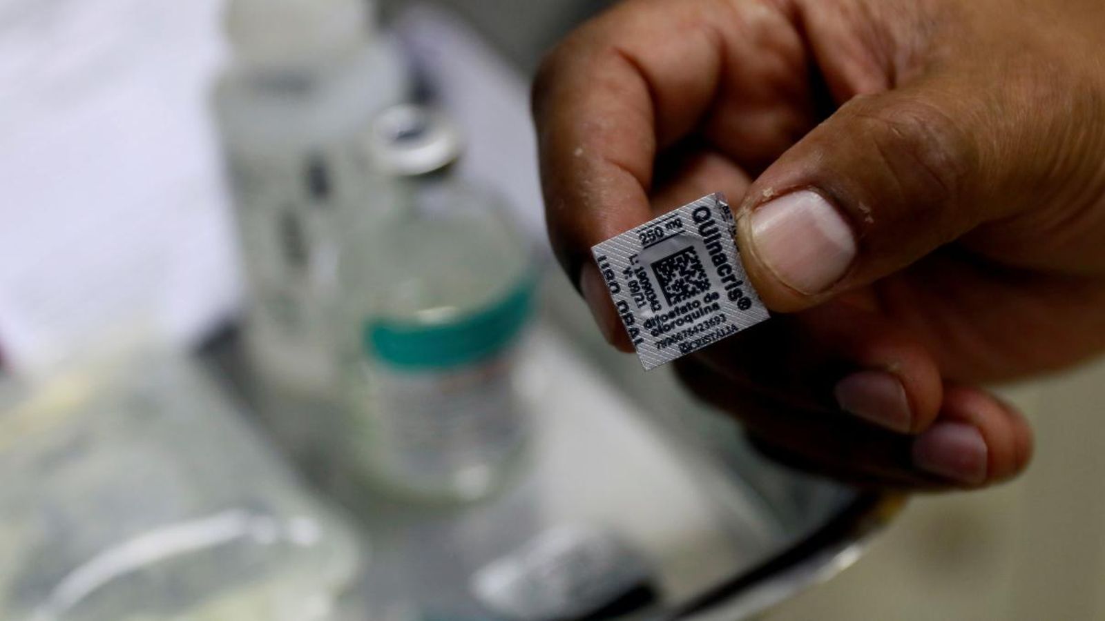 Un infermer mostra una píndola d'hidroxicloroquina