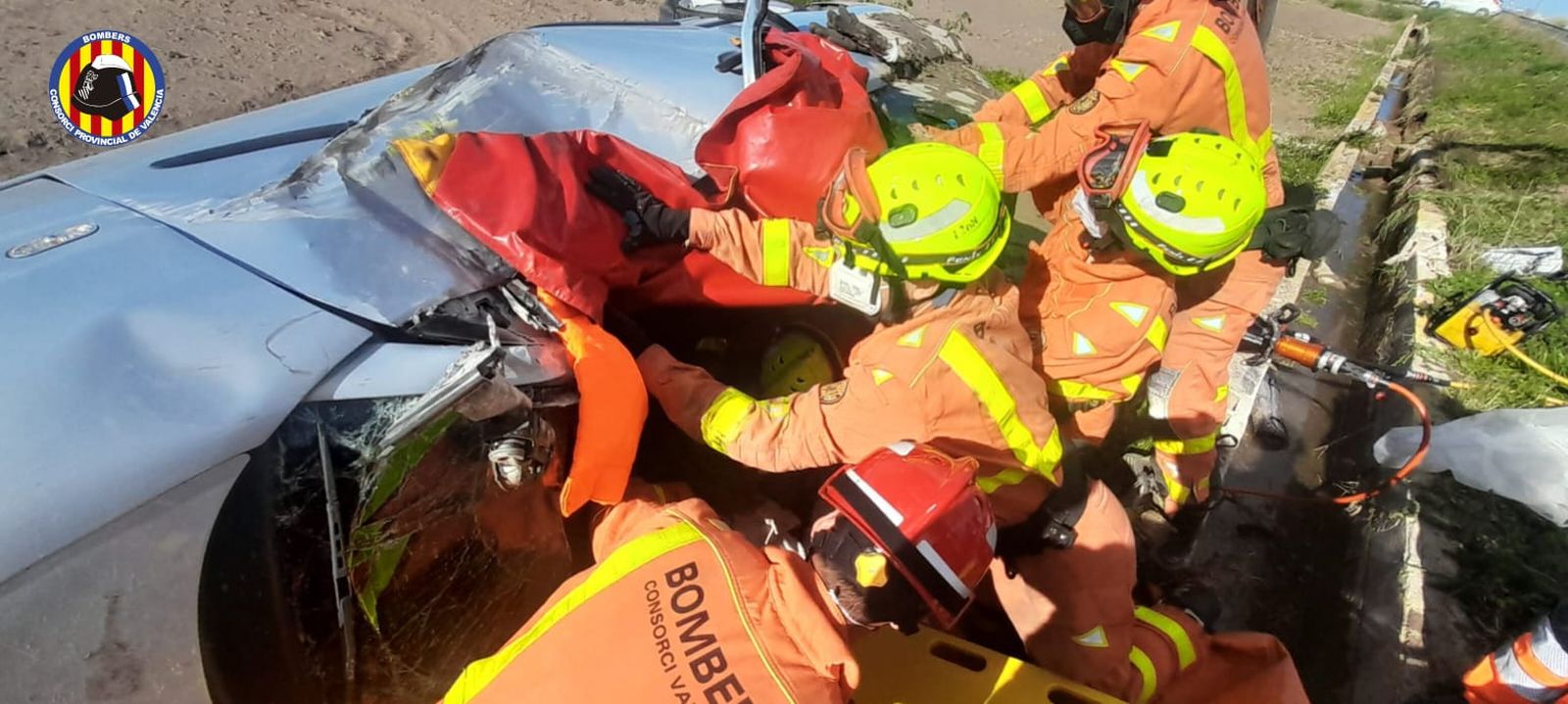 Bombers del Consorci Provincial de Bombers de València durant les tasques d'excarceració a Sueca