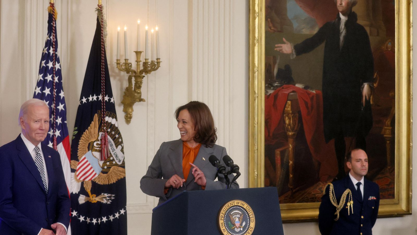 La vicepresidenta Kamala Harris comparteix un moment amb el president dels Estats Units Joe Biden