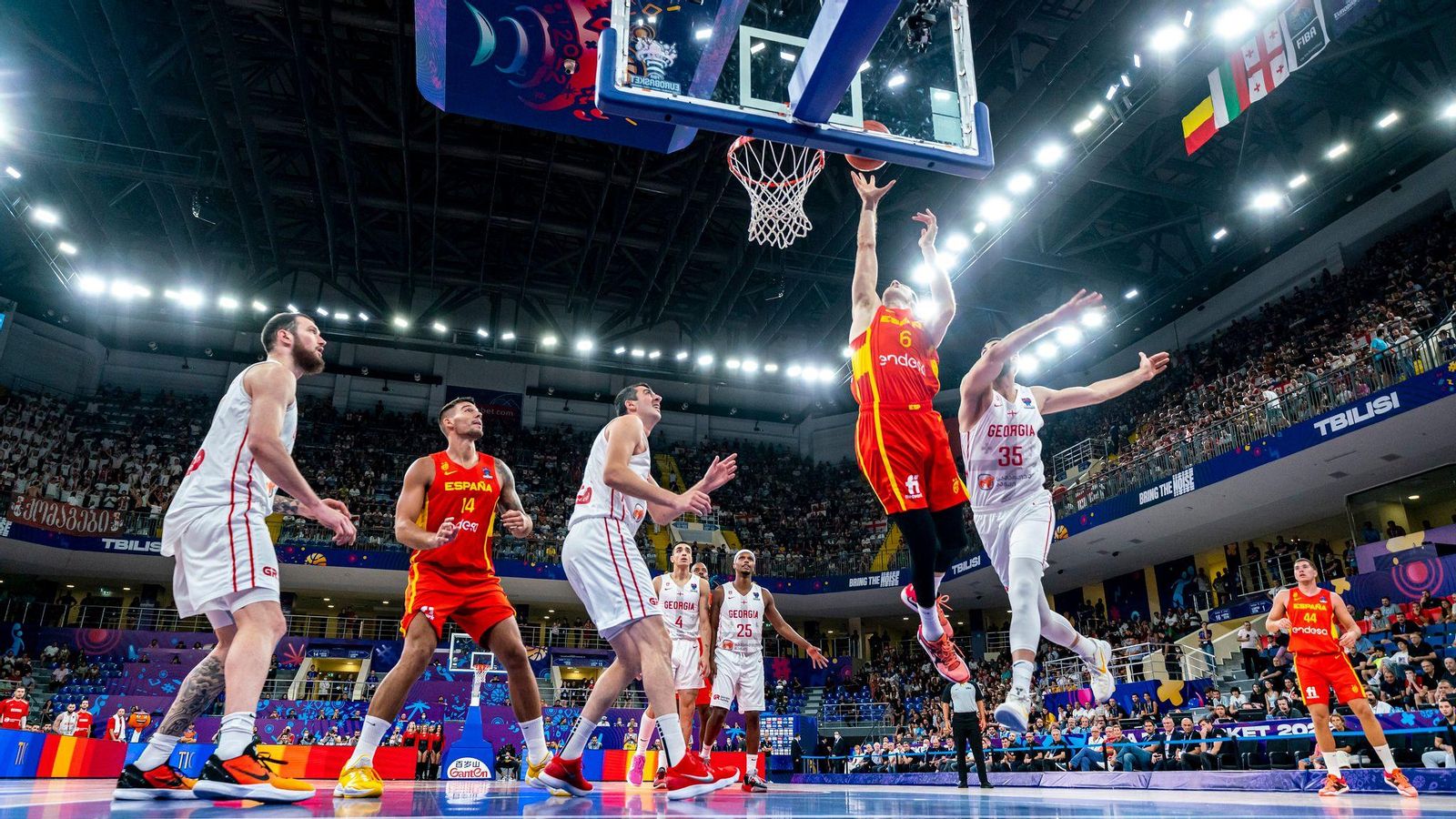 Xabi López-Arostegui fa una cistella