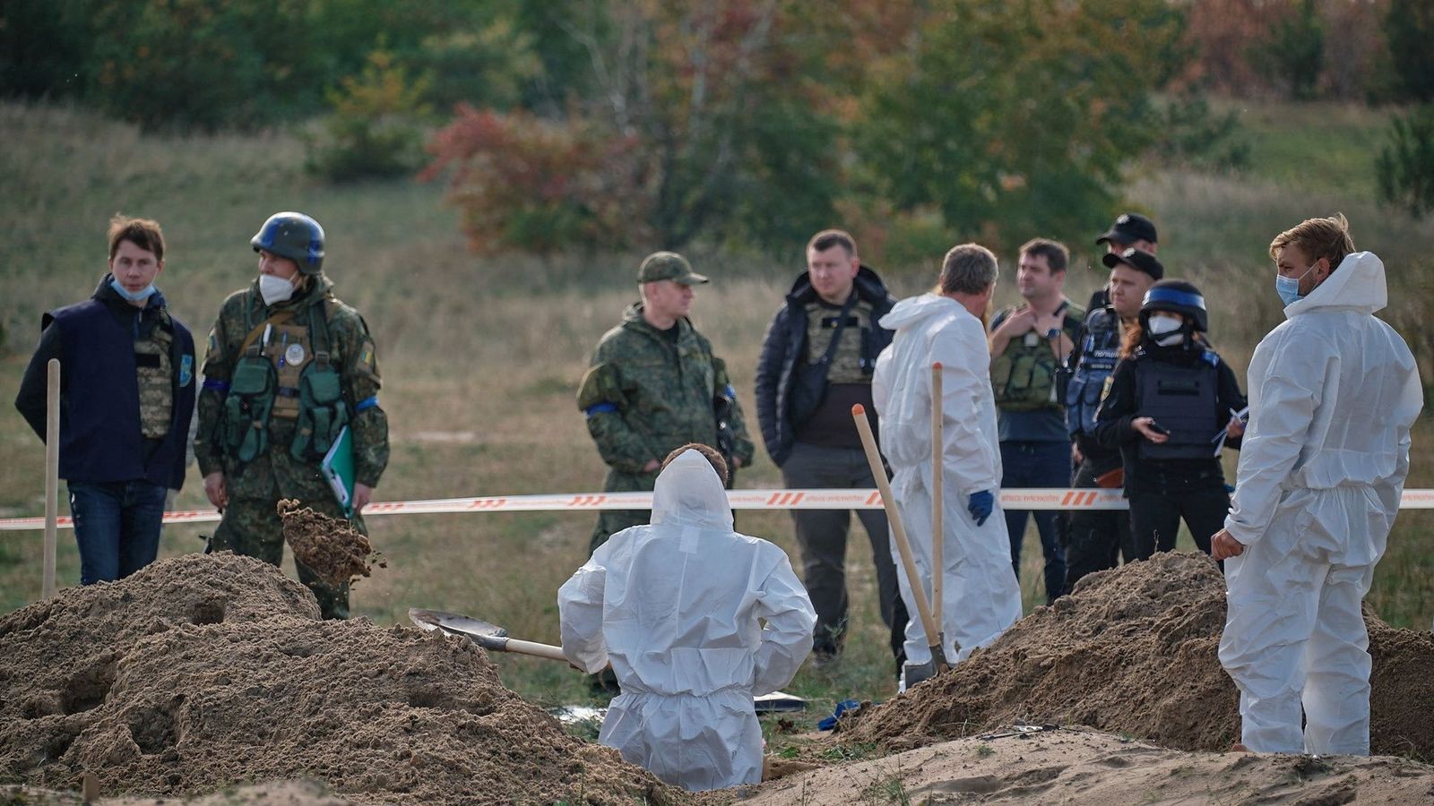 Treballs en una fossa comuna declarada pel govern ucraïnés a la ciutat de Liman, a la regió de Donestk