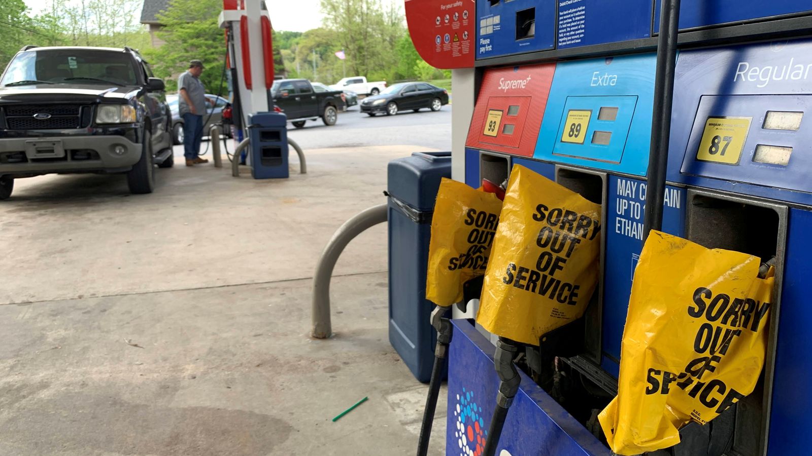 Assortidors fora de servei en una gasolinera de Waynesville, Carolina del Nord