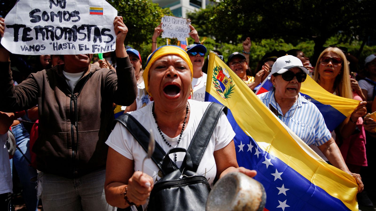Manifestants antichavistes protesten a Caracas este dissabte en contra dels resultats electorals que van atorgar a Maduro un tercer mandat