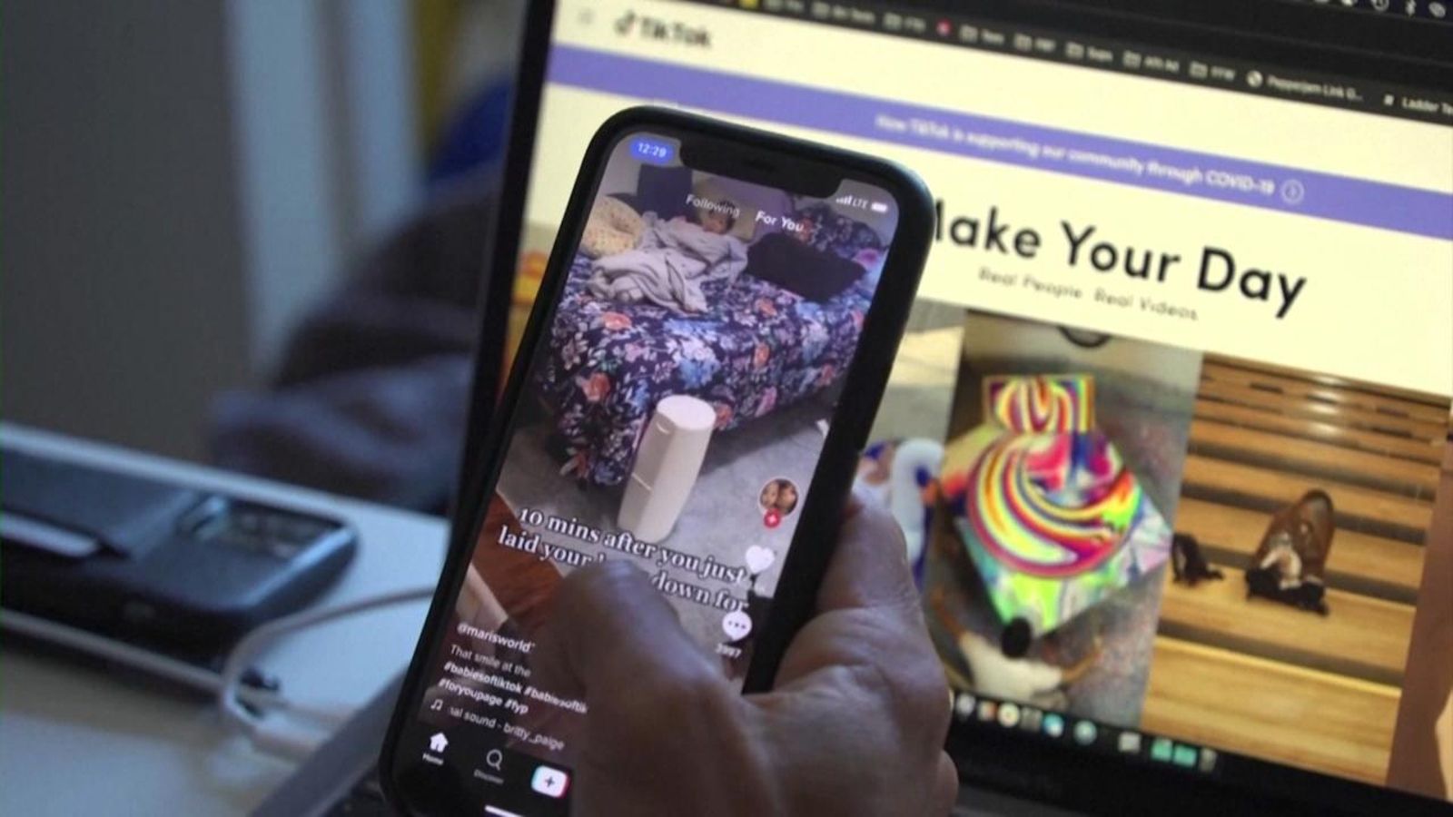 Una persona navega per la xarxa social TikTok
