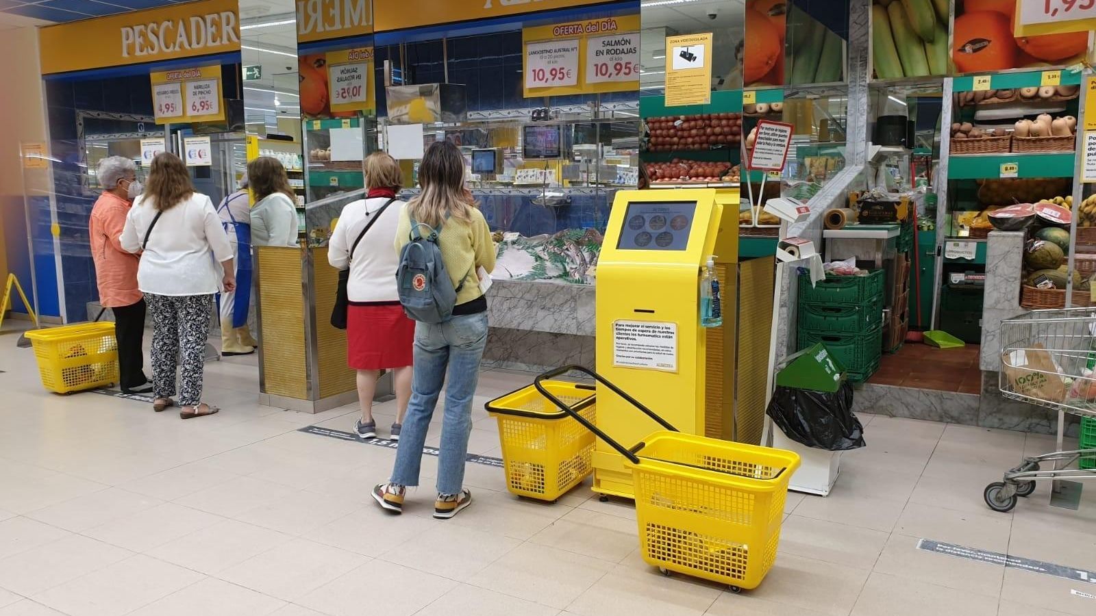 Gent comprant en un supermercat
