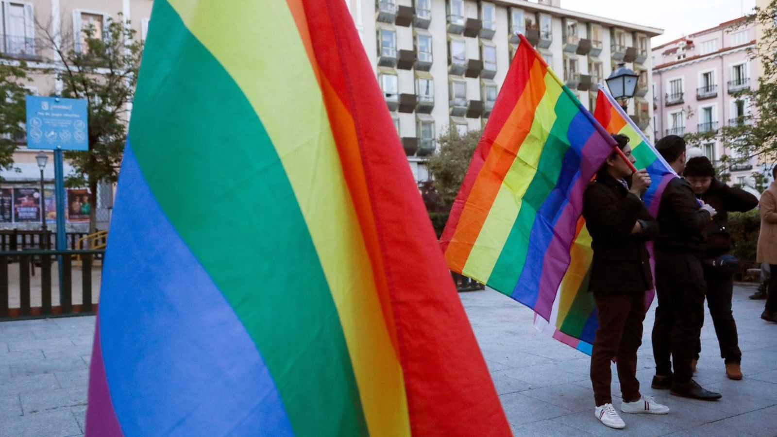 Manifestants protesten contra els cursos per a cursos per a "curar" homosexuals del Bisbat d'Alcalá d'Henares