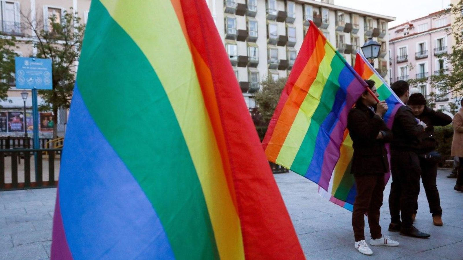 Manifestants protesten contra els cursos per a cursos per a "curar" homosexuals del Bisbat d'Alcalá d'Henares Manifestants protesten contra els cursos per a cursos per a "curar" homosexuals del Bisbat d'Alcalá d'Henares