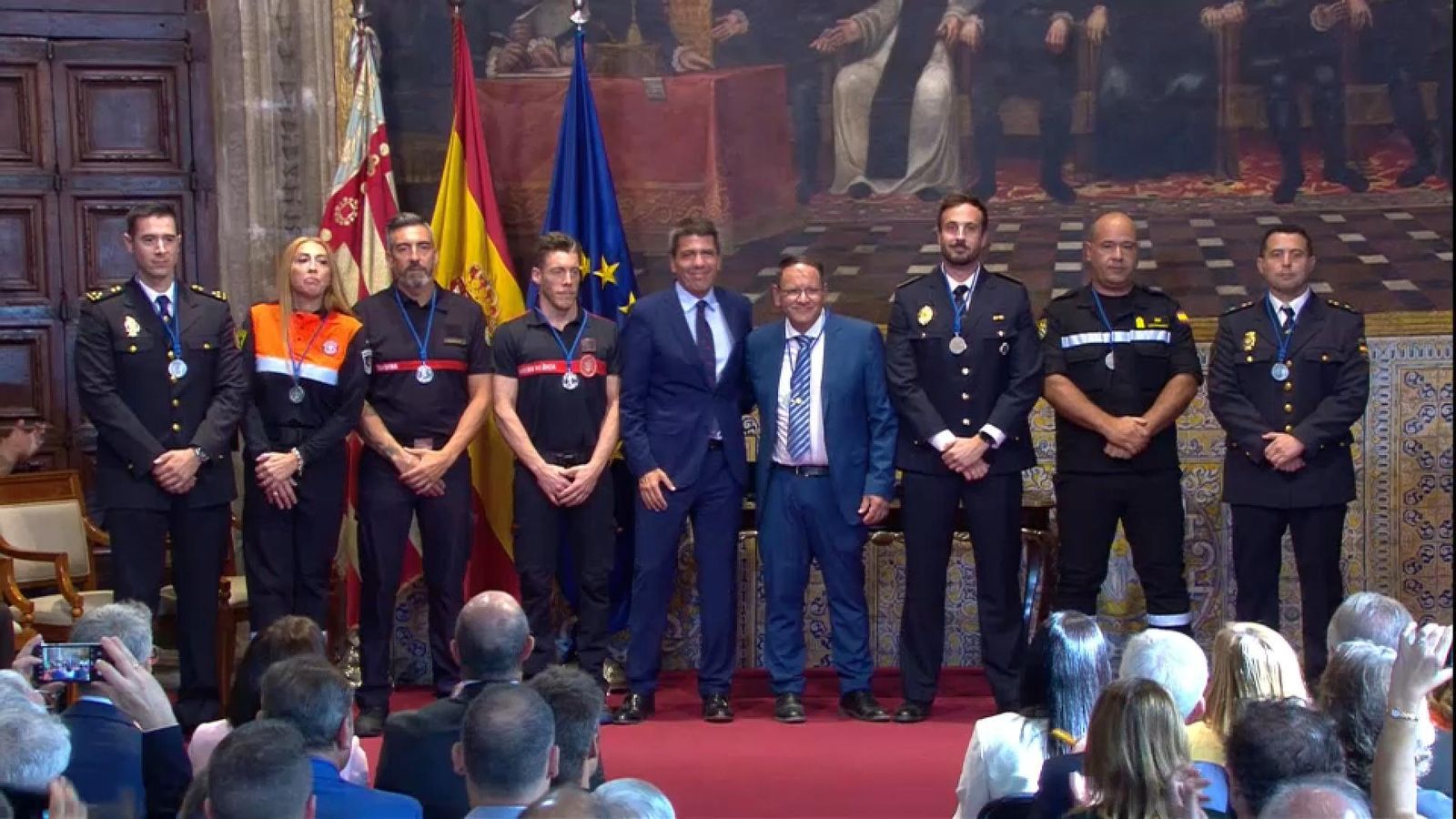 Els representants dels serveis de rescat i emergències que van participar en l'incendi de Campanar, junt al corserje de l'edifici i el president de la Generalitat